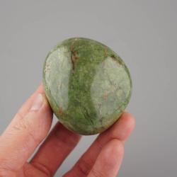 Chalcedón zelený tromlovaný kameň