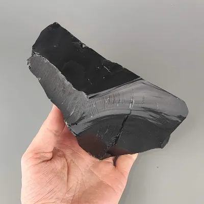 Neopracovaný kámen - černý obsidián