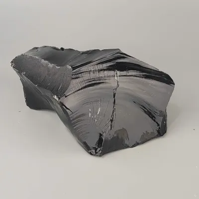 Neopracovaný kámen - černý obsidián
