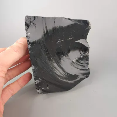 Neopracovaný kámen - černý obsidián
