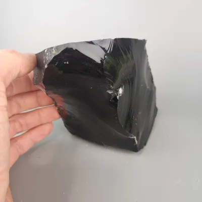 Neopracovaný kámen - černý obsidián